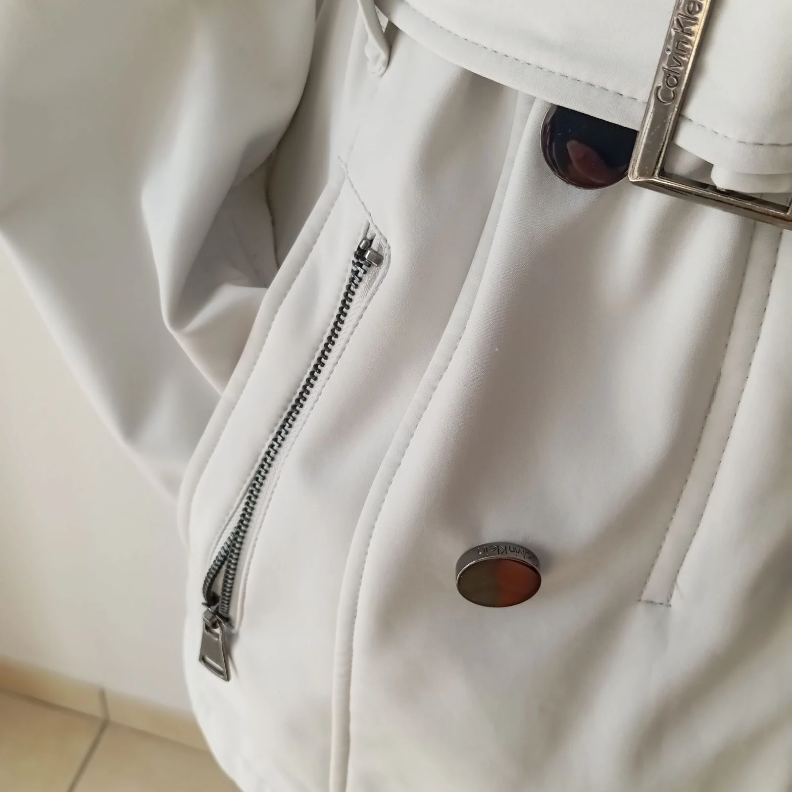 Trench impermeable / Chaqueta mujer Calvin Klein color blanco roto talla M – photo 15